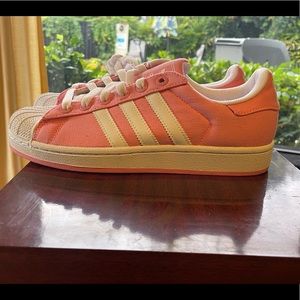 Pink court adidas shoes nwot /size women’s 7.5 perfect for Barbie